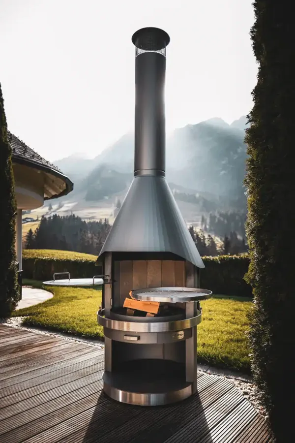 Gemauerter Außenkamin auf einer Terrasse