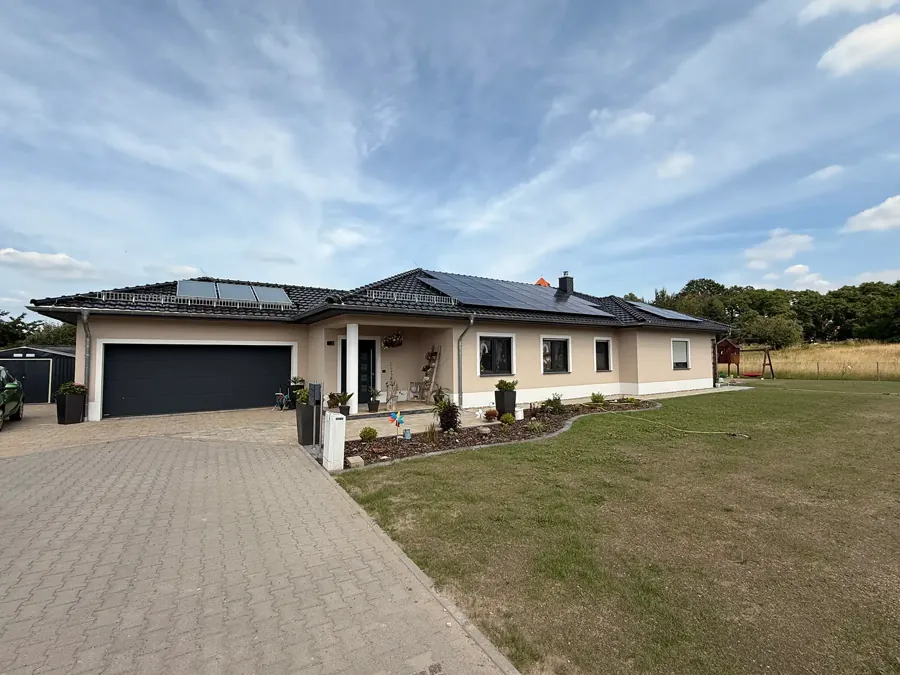 Ebenerdiger Bungalow mit Doppelgarage und Photovoltaik