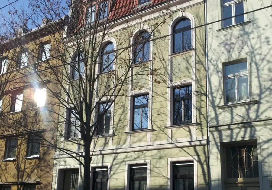 Energetisch modernisierte Gebäudefassade