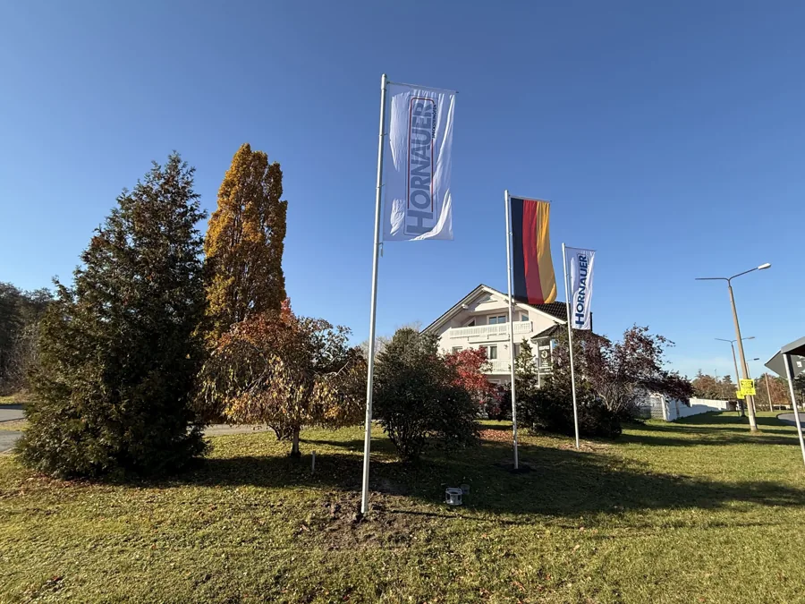 Firmengebäude und Hornauer-Fahnen in Belgern-Schildau