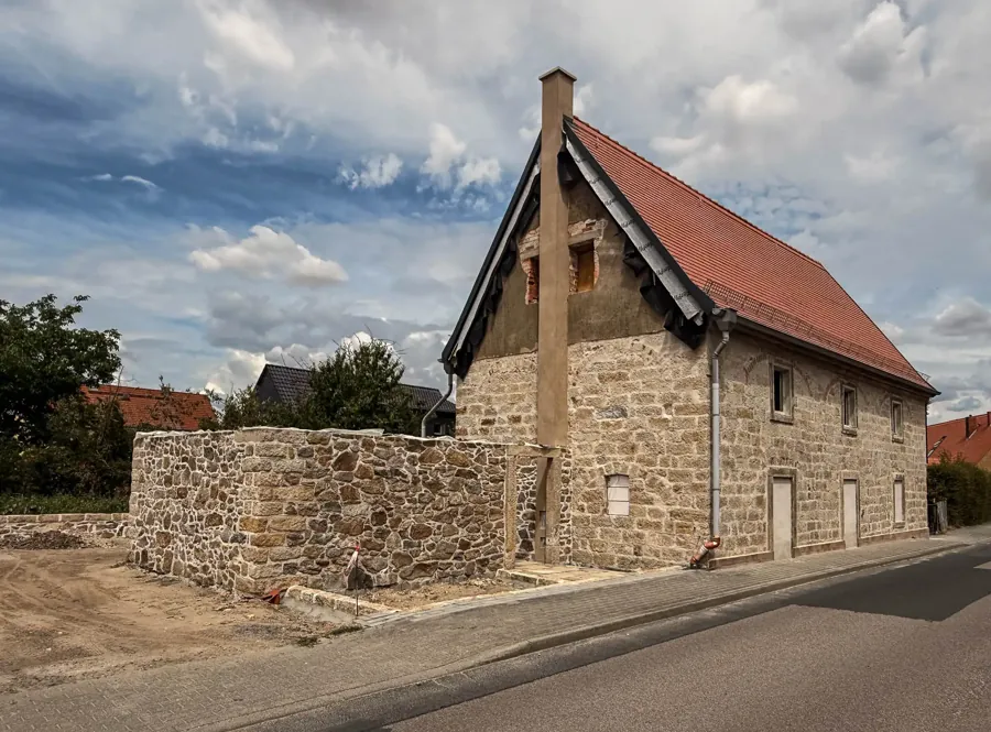 Saniertes historisches Gebäude mit Natursteinfassade
