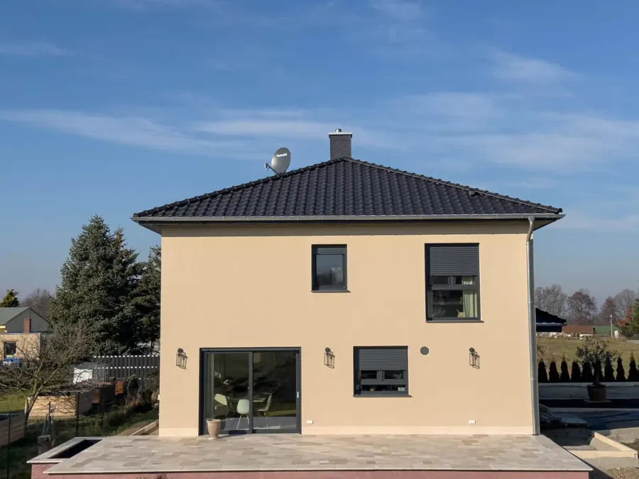 Modernes zweigeschossiges Einfamilienhaus mit Garage