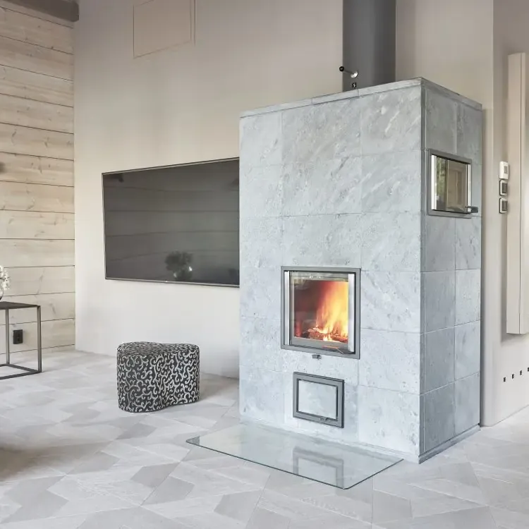 Heller Specksteinofen mit brennendem Feuer im Wohnraum